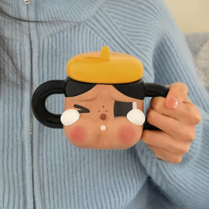 CRYBABY Sad Club Series – Keramický hrnek (hnědý)