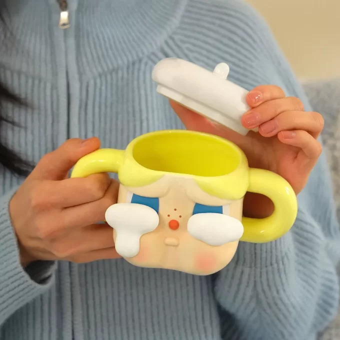 CRYBABY Sad Club Series – Keramický hrnek (zlatý)
