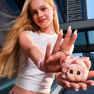 CRYBABY Wild But Cutie Series – Vinylová plyšová krabička s přívěskem a roletou