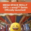 MEGA SPACE MOLLY 100% × Emoji™ série