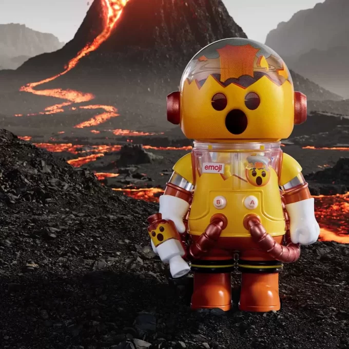 MEGA SPACE MOLLY 100% × Emoji™ série