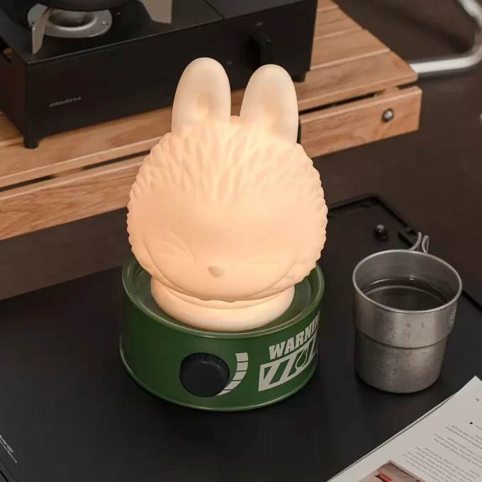 PŘÍŠERY Série Domov elfů – Vinylová lampa pro panenky