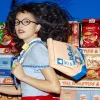 PŘÍŠERY Série Wacky Mart – Taška přes rameno