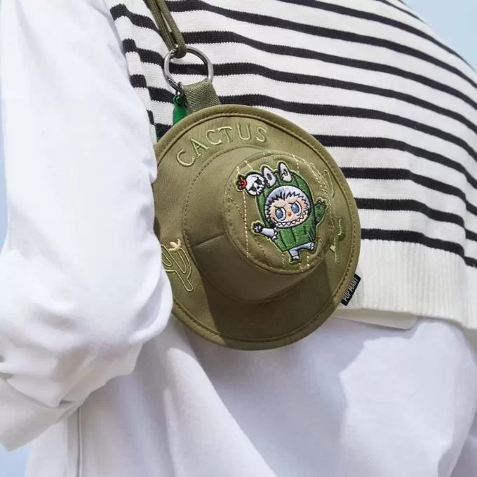 SÉRIE PÁD PŘÍŠER V DIVOKÉM SÉRII – Mini taška s kloboukem Bucket Hat, krabička na biind SÉRIE PÁD PŘÍŠER V DIVOKÉM SÉRII – Mini taška s kloboukem Bucket Hat, krabička na biind