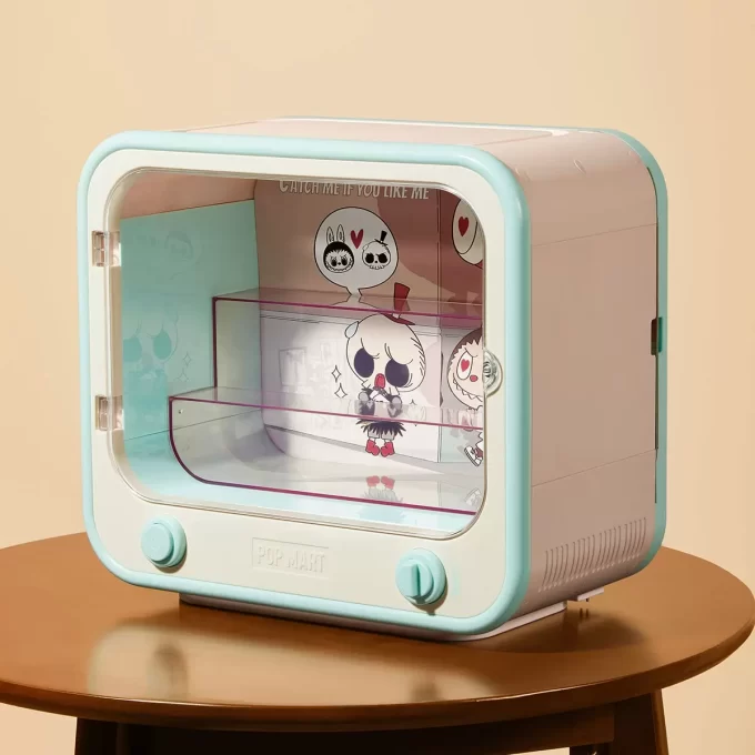 Série THE MONSTERS Chyť mě, když mě máš rád – světelná reklamní krabička na televizi